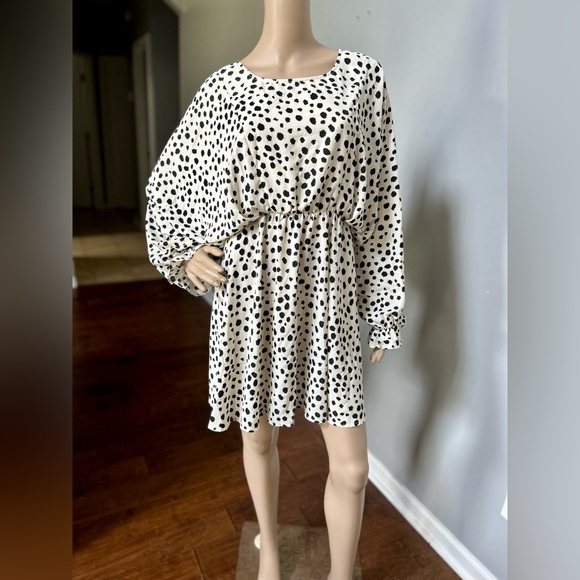 Umgee Dresses & Skirts - NWT Umgee Cream Spotted Dress